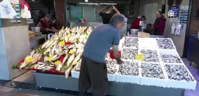 Trabzon’da hamsi tezgahlarda yerini aldı: Kilogramı 150 liradan satılıyor