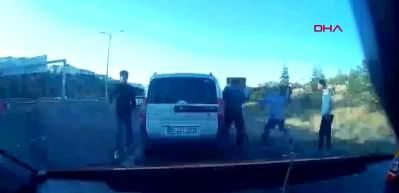 'Yol verme' tartışmasında taksiciyi takip edip, sopayla darbettiler