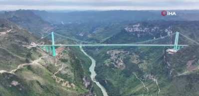 &Ccedil;in&rsquo;de inşa edilen d&uuml;nyanın en y&uuml;ksek k&ouml;pr&uuml;s&uuml; trafiğe a&ccedil;ıldı