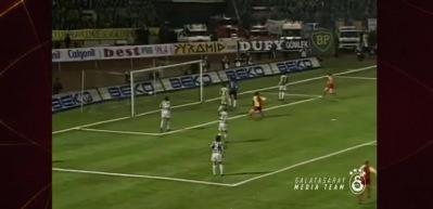 Galatasaray'ın eski oyuncusu Dean Saunders'tan  taraftarı &uuml;zen s&ouml;zler