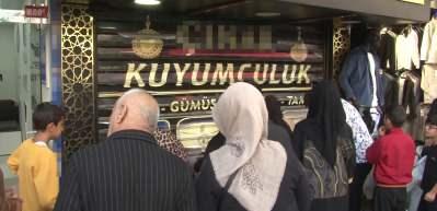 Kuyumcu altınları alıp ka&ccedil;tı, vatandaşlar d&uuml;kkanı yağmalamaya &ccedil;alıştı