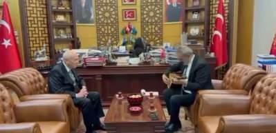 Yavuz Bingöl'den Bahçeli'nin makamında mini konser: Teşekkür edip, bağlamayı hediye etti