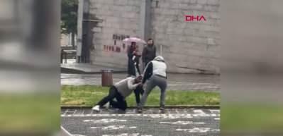 Korkun&ccedil; g&ouml;r&uuml;nt&uuml;ler! Tartıştığı kişiyi &ouml;nce yerde s&uuml;r&uuml;kledi; sonra kaldırım taşıyla vurdu