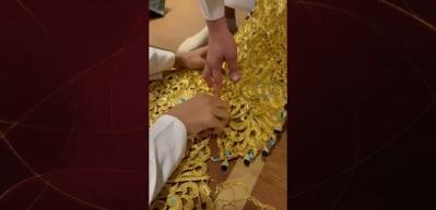 G&ouml;renler g&ouml;zlerini alamadı! D&uuml;nyanın en pahalı altın elbisesi tanıtıldı
