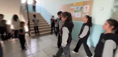 Hastalığını yenerek 13 ay sonra okuluna kavuşan &ouml;ğrenciye duygulandıran karşılama