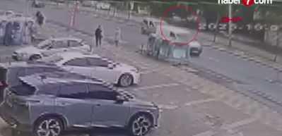Kaldırımda yürüyen yayaya otomobil çarptı; 1 ölü 2 yaralı