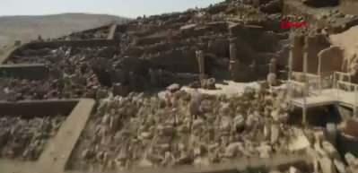 Karahantepe'de insan yüzlü T biçimli dikilitaş bulundu