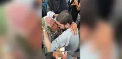 Serbest bırakılan Filistinli tutuklu Ahmet ile annesi arasında duygusal "çikolata" konuşması!