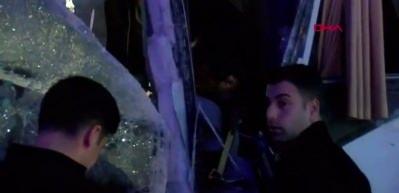 Bakırköy’de servis otobüsü üst geçide çarptı: Polis memuru yaralandı