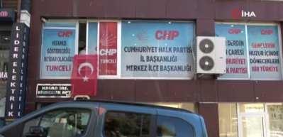 CHP'de demokrasi isyanı: İl başkanı ve yönetim kendilerini binaya kilitleyip eylem başlattı