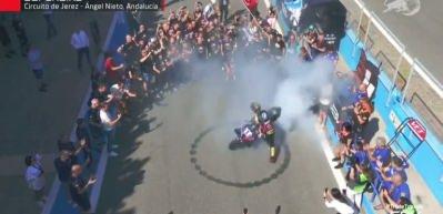 Dünya şampiyonu olan Toprak zaferini lastik yakarak kutladı