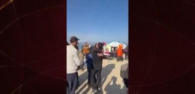 Gazeteci Salih el Caferavi ateşkes sonrası mutluluğu kameralara böyle yansımıştı