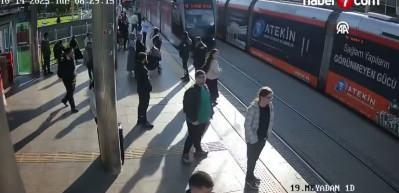 Genç kızı tramvay altında kalmaktan kurtaran güvenlik görevlisini ödüllendirdi