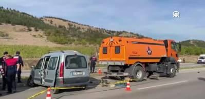 Kamyonla çarpışan hafif ticari araçtaki 4 kişi öldü