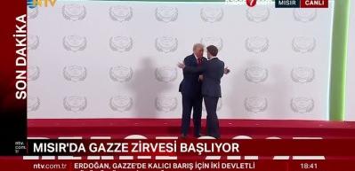 Trump ve Macron adeta bilek güreşi yaptılar: Gazze Zirvesi'nde ilginç anlar!