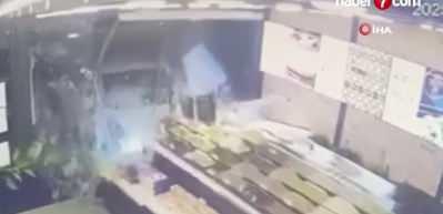 Direksiyon hakimiyetini kaybetti dükkana daldı!