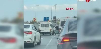 Esenyurt’ta minibüse sopa ve kaskla saldırdılar