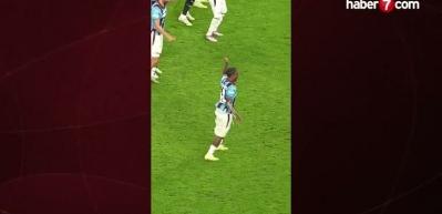 Fırtına seriye bağladı! Evinde yıldızlarıyla güldü