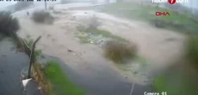 Foça'da cesedi bulunan kişinin otomobiliyle sele kapıldığı anlar kamerada