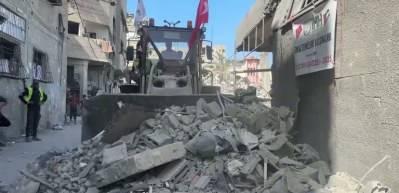 İHH Gazze'de enkaz temizliği ve su dağıtım çalışmalarını sürdürüyor