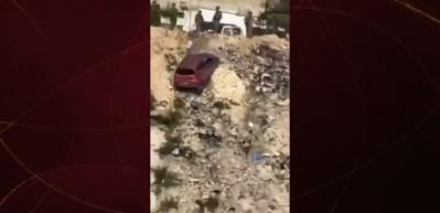 İsrail askeri alçaklıkta sınır tanımıyor! Filistinli ailenin aracını yokuştan attılar