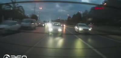 Pendik'te makas atan otomobil, takla atarak metrelerce s&uuml;r&uuml;klendi
