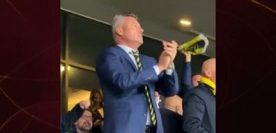 Sadettin Saran'ın güldüren gol sevinci! Küçük çocuğu resmen savurdu...