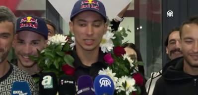 Toprak Razgatlıoğlu çiçeklerle karşılandı