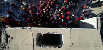 18 yaşındaki Dilara enkazdan b&ouml;yle &ccedil;ıkartıldı