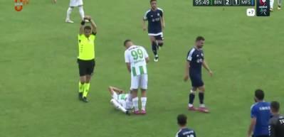 İlginç olay! Futbolcu rakip takımın sağlık görevlisine saldırdı!