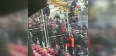 Afyonkarahisar'da olaylı maç! Binlerce koltuğu söküp sahaya attılar