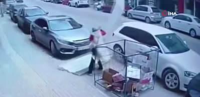 Bursa’da saniyelik kurtuluş: Üzerine çatı uçtu