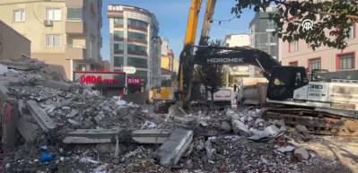 Çöken apartman ve tahliye edilen binaların bulunduğu bölgede çalışmalar sürüyor