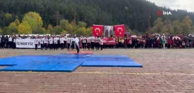 Cumhuriyet Bayramı g&ouml;sterisinde duygulandıran anlar: Kızı g&ouml;steri yapabilsin diye atkısıyla minderleri kuruttu