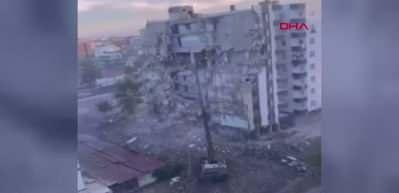 Diyarbakır’da ağır hasarlı 8 katlı bina, yıkım sırasında çöktü 