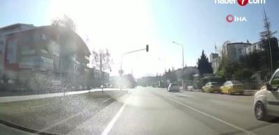 Dolmuş şoförü yolcuların canını hiçe sayarak kırmızı ışıkta geçti