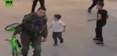 İsrail askeri Filistinli çocuğun bisikletini çöpe attı!