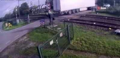 Hollanda'da feci kaza! Yolcu treni hemzemin geçitte kalan tırı biçti