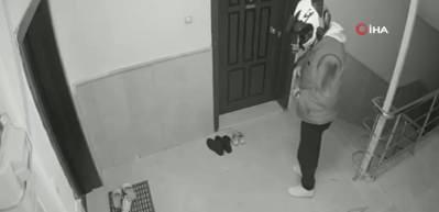 Kapı &ouml;n&uuml;ndeki ayakkabıyı &ccedil;alan kurye kameraya yansıdı