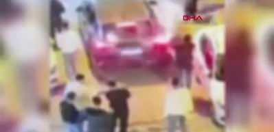 Kız isteme töreninde atılan havai fişek komşunun evini yaktı