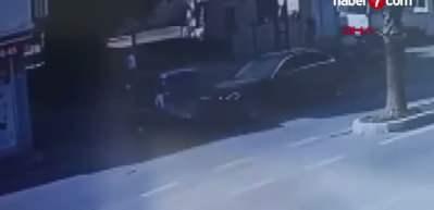 Otomobille çarpışan elektrikli bisikletteki 3 kişi yaralandı