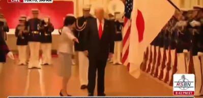 Trump'tan Japonya’da protokol krizi! Durmayı unuttu, Takaichi şaşkınlık yaşadı