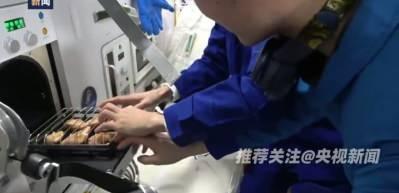 Çinli taykonotlardan uzay mutfağında ilk: Tiengong’da tavuk kanadı pişirdiler