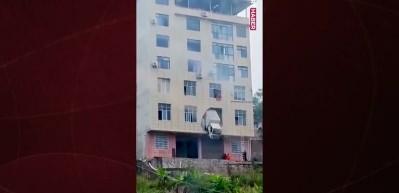 Çin'de ilginç kaza: Kamyon ikinci katta asılı kaldı