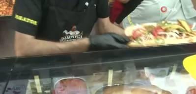 Ankara’da 1 liraya satılan tavuk döner ve ayrana vatandaşlardan yoğun ilgi