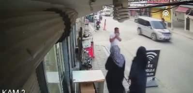 Arabanın altında kalmaktan son anda kurtuldu