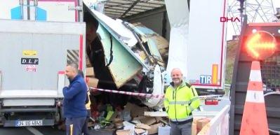  Arnavutköy'de kamyon TIR'a çarptı: 1 ölü 1 yaralı
