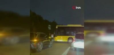 Ataşehir'de dönüş yapmak isteyen otobüs yolda sıkıştı