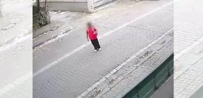 Avcılar’da okul servisini bekleyen çocuğu takip etti: Annesi gelince kaçtı!