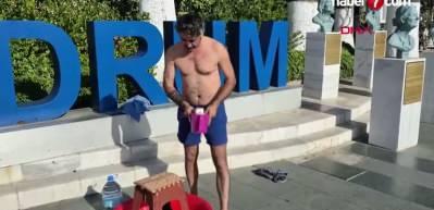 Bodrum'da susuzluğu protesto etmek amacıyla Belediye Meydanında duş aldı